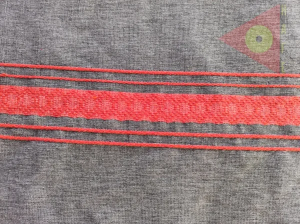 Colcha base blanco / gris / rojas - Image 2